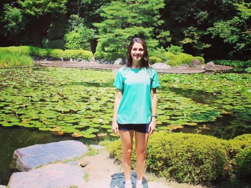 Arrimadas posa en mitad de un paisaje muy verde.