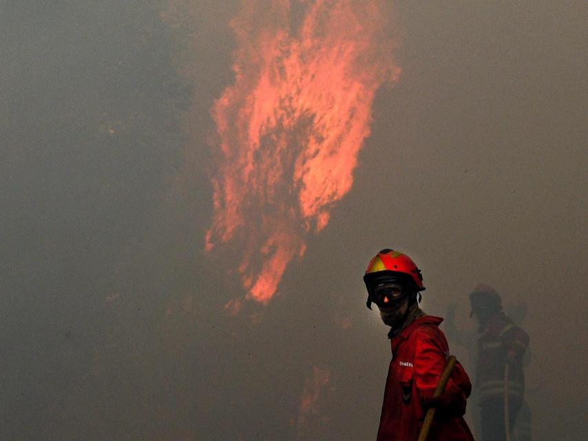 Un bombero en la localidad de Freixo, Portugal.