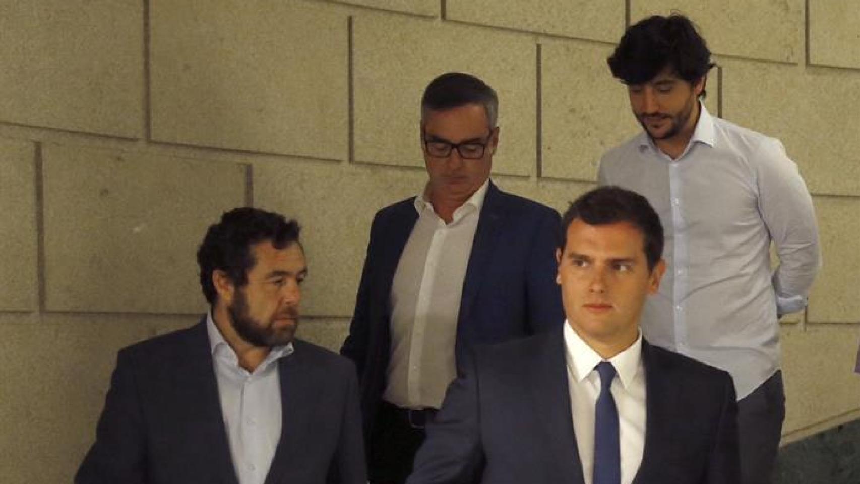 Albert Rivera, acompañado por sus compañeros de formación Miguel Ángel Gutiérrez, (iz) y José Manuel Villegas(c)/Mariscal/ EFE