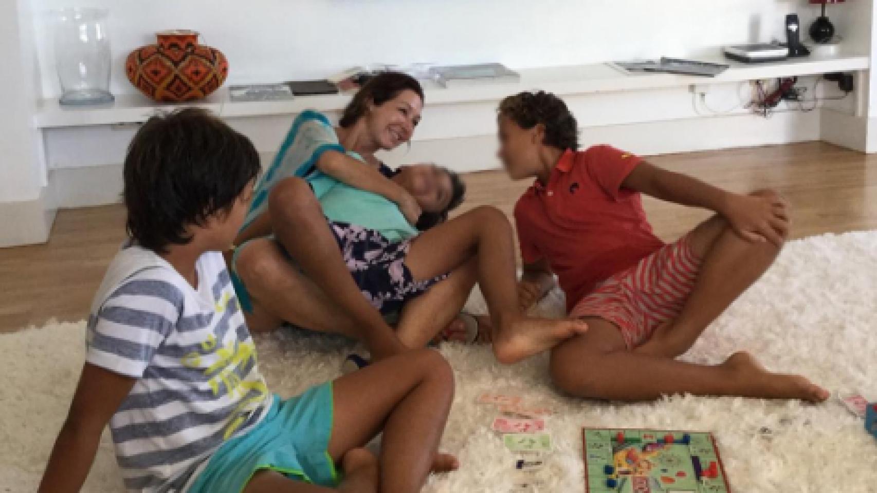 Ana Rosa Quintana junto a sus hijos.