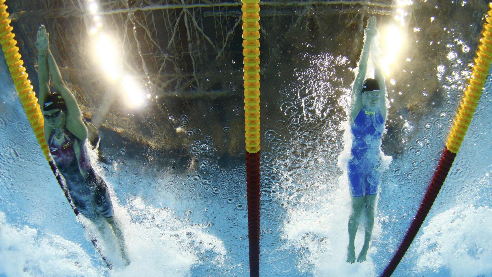 Mireia Belmonte y la alemana Leonie Beck en las series de los 800 libre.