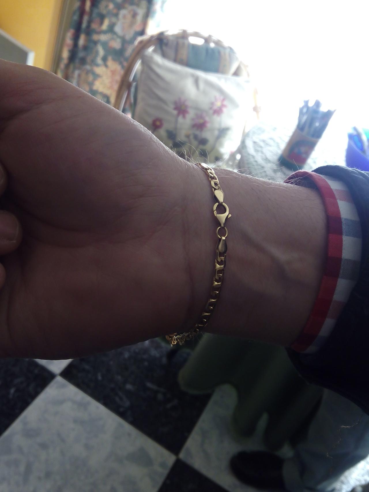 La pulsera por la que la policía identificó a uno de los pederastas.