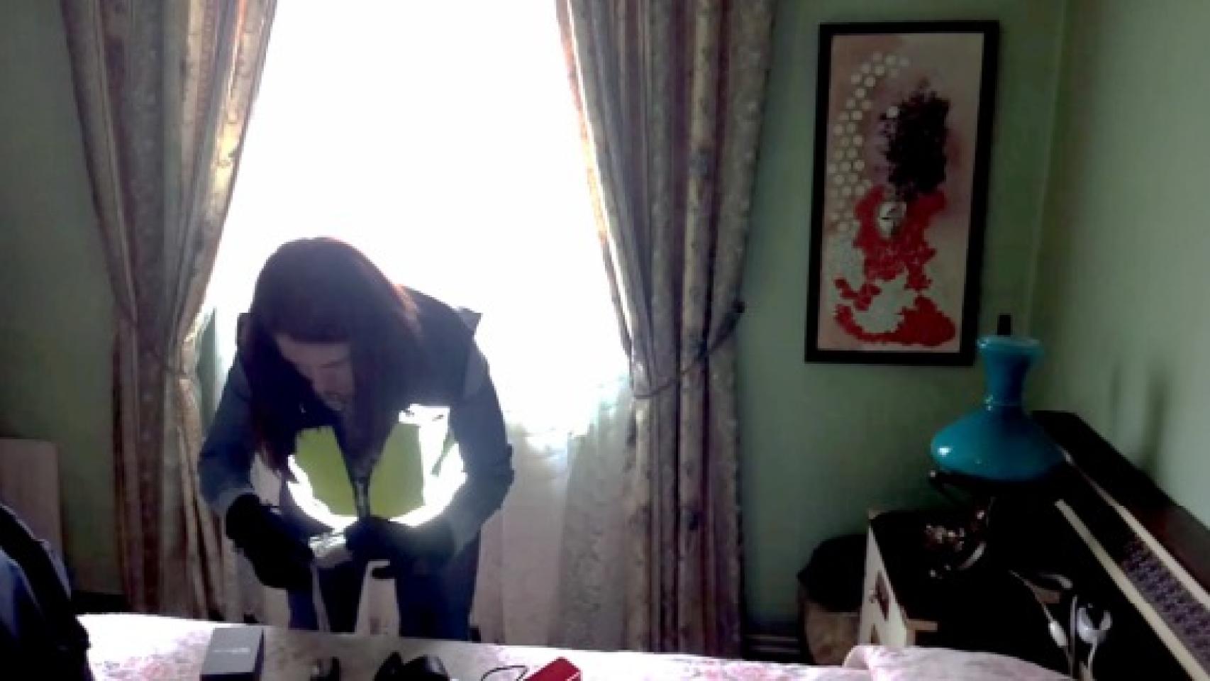 Una agente de la UIT registra la vivienda de uno de los investigados.