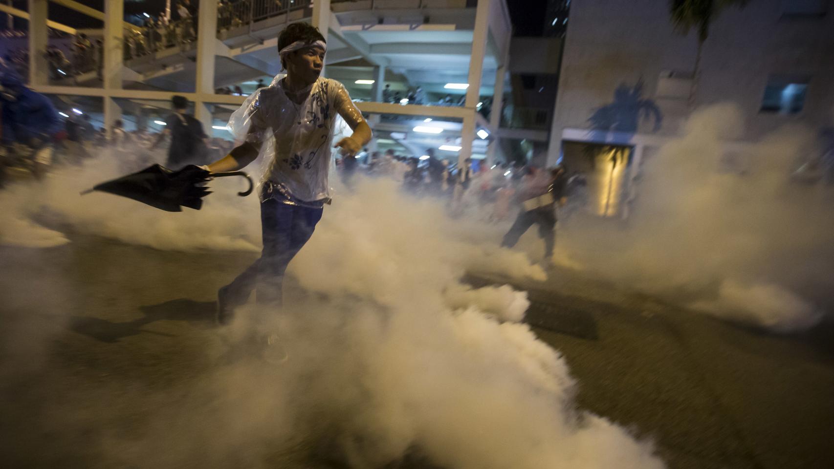 Un manifestante en un enfrentamiento contra la Policía en Hong Kong.
