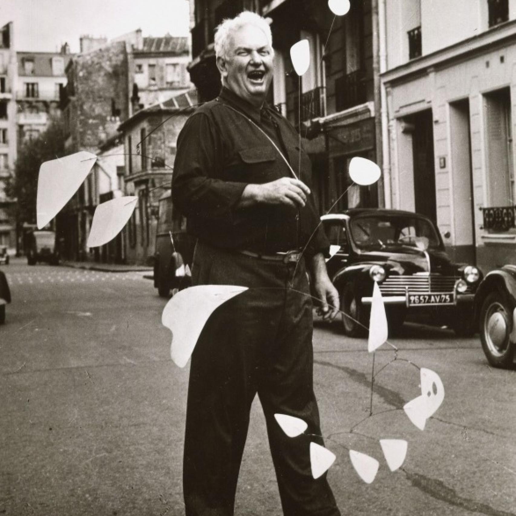 La fotógrafa Agnès Varda retrató a Calder con un móvil, en 1953.