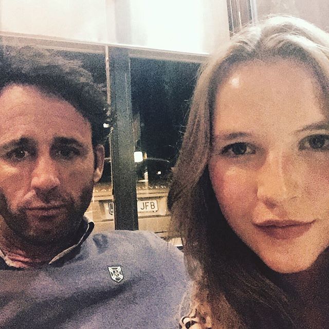 El jinete junto a su hija secreta