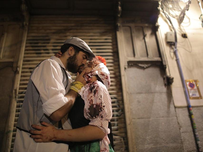 Zombies chulapos besándose en La Paloma.