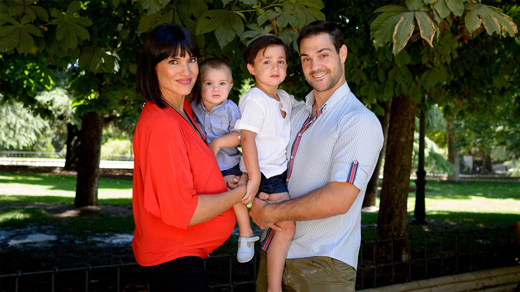 Irene Villa juntoa su marido y sus hijos.