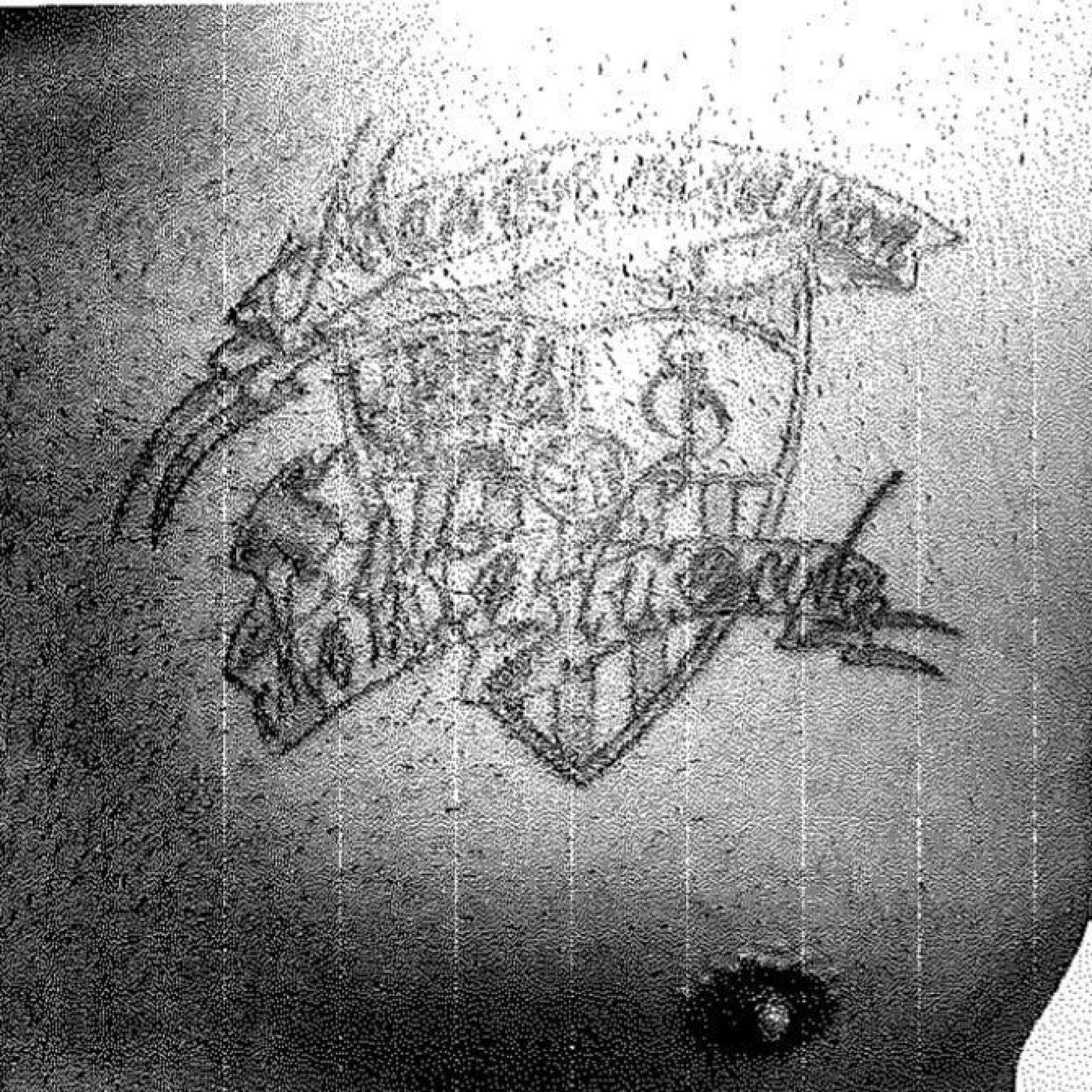 Los tatuajes de Prenda ayudaron a la víctima a reconocer a sus agresores.