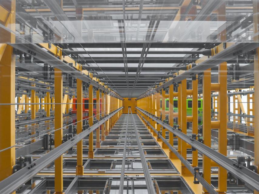 En cada ascensor hay una pareja de rieles para que la cabina se mueva y otra pareja para guiar al contrapeso.