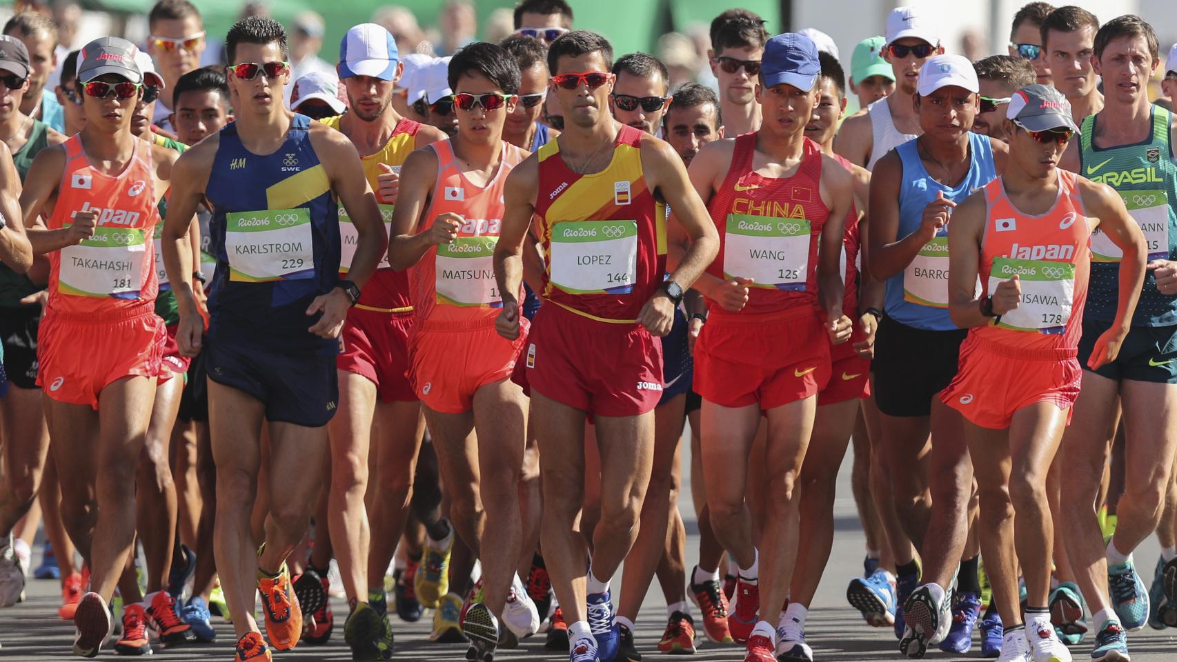 Miguel Ángel López, en el centro, tras la salida de los 20 kms marcha.