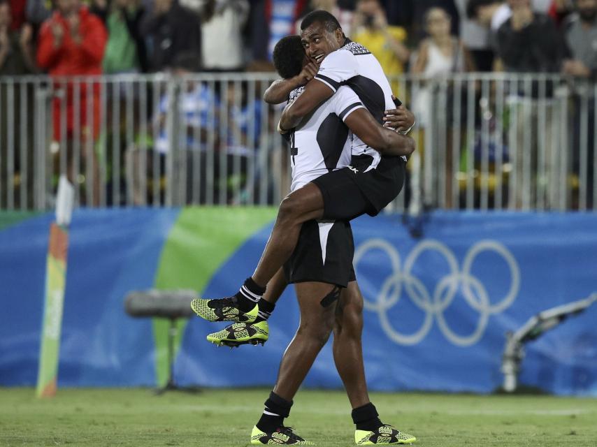 Los jugadores de Fiji celebran su victoria.