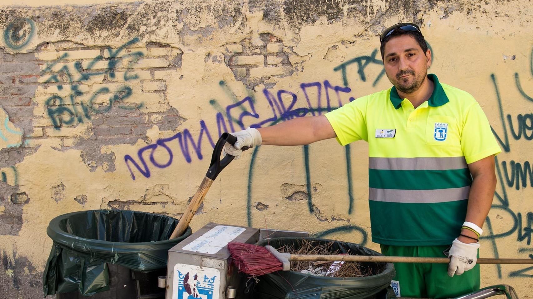 Jorge Collantes es barrendero desde hace veinte años.