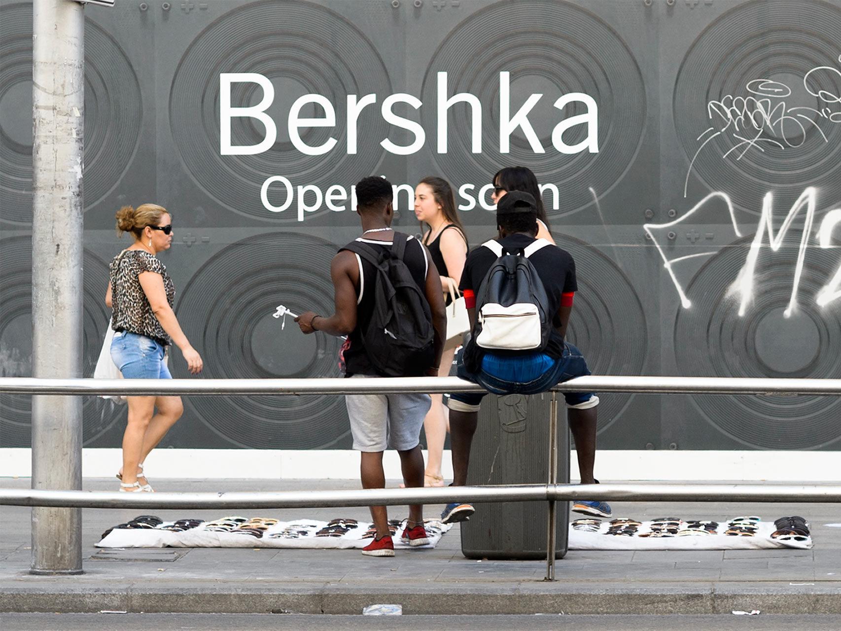 Manteros en la Gran Vía de Madrid.
