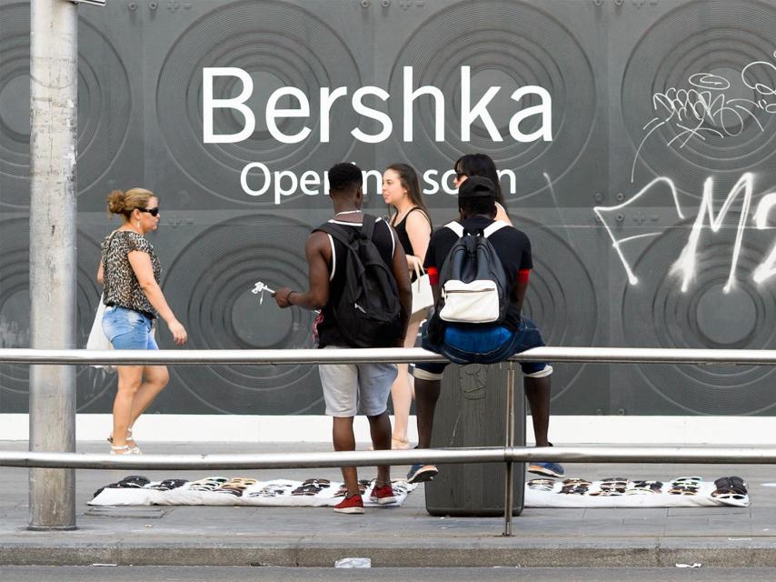Manteros en la Gran Vía de Madrid.