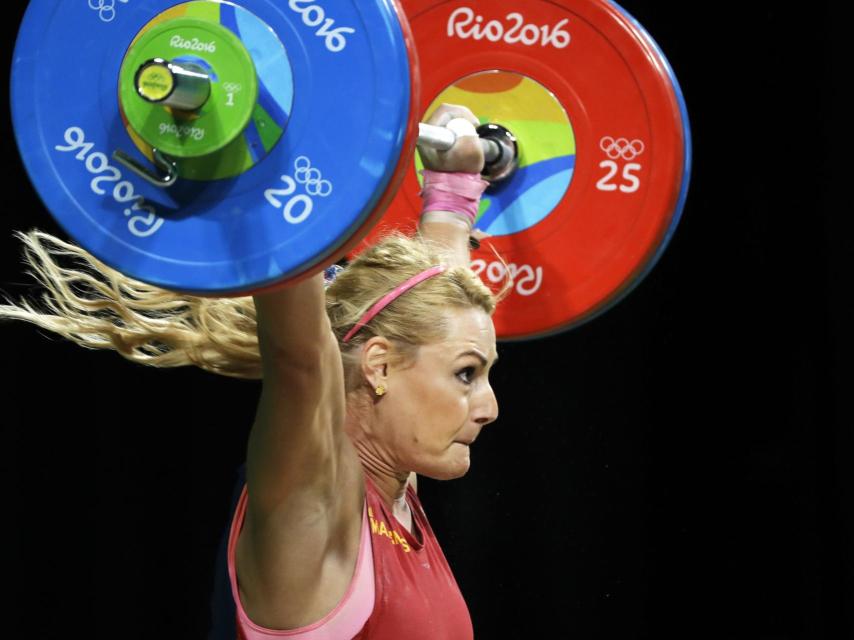 La campeona olímpica levantando el bronce
