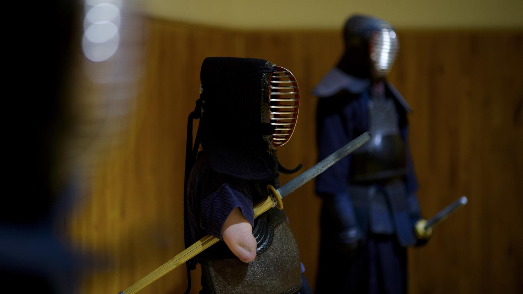 Dos alumnos de kendo en pleno entrenamiento.
