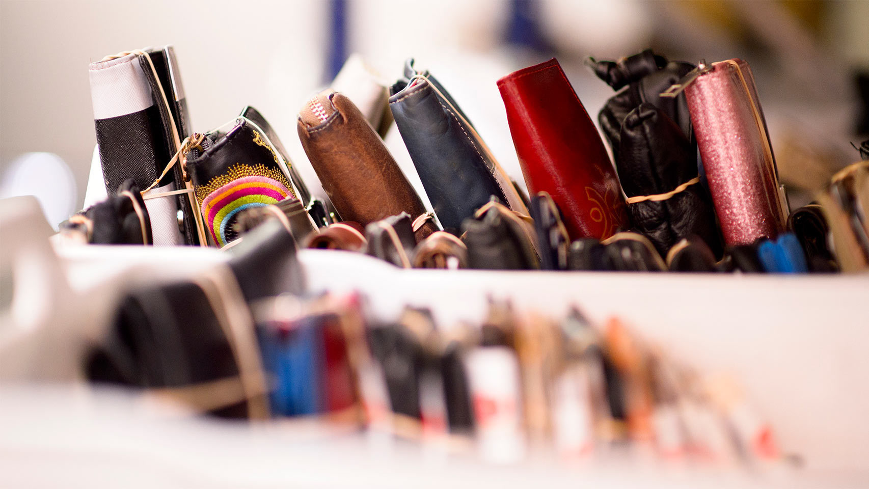 Las carteras son el objeto más común en la Oficina.