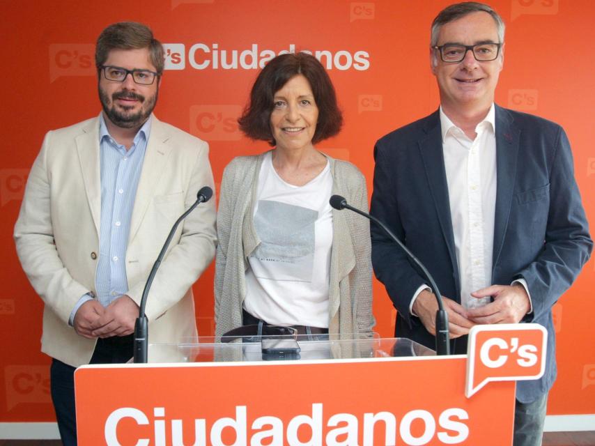 El vicesecretario general de Ciudadanos (C's), José Manuel Villegas (i), acompañado por el secretario de Organización, Fran Hervías, y la candidata a la presidencia de la Xunta, Cristina Losada.