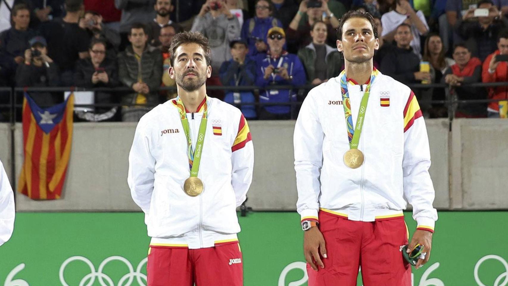 Rafa Nadal y Marc López, en el podio con la estelada al fondo a la izquierda.