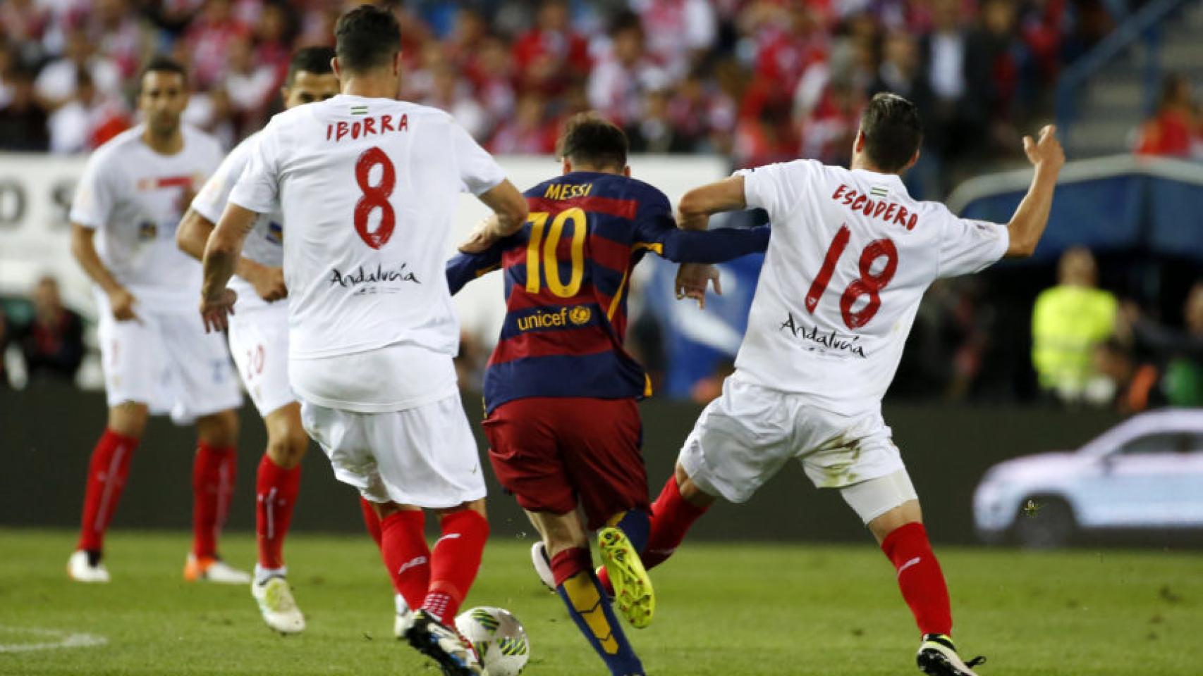 Messi ante Rami y Escudero en el último Barcelona - Sevilla.