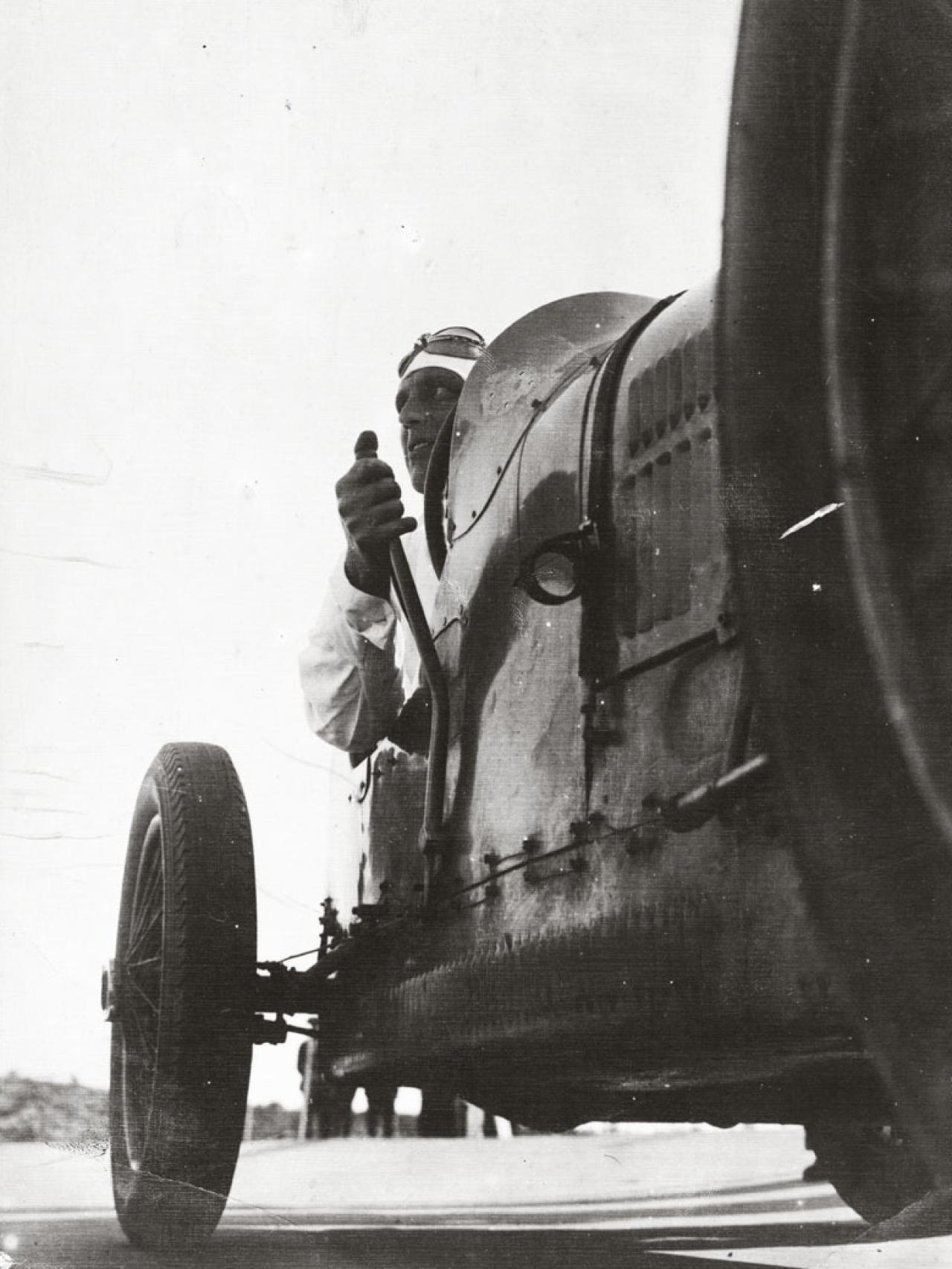 Gabriel Casas y su pasión por el motor. Un Bugatti, en 1931. Foto incluida en el MNAC.