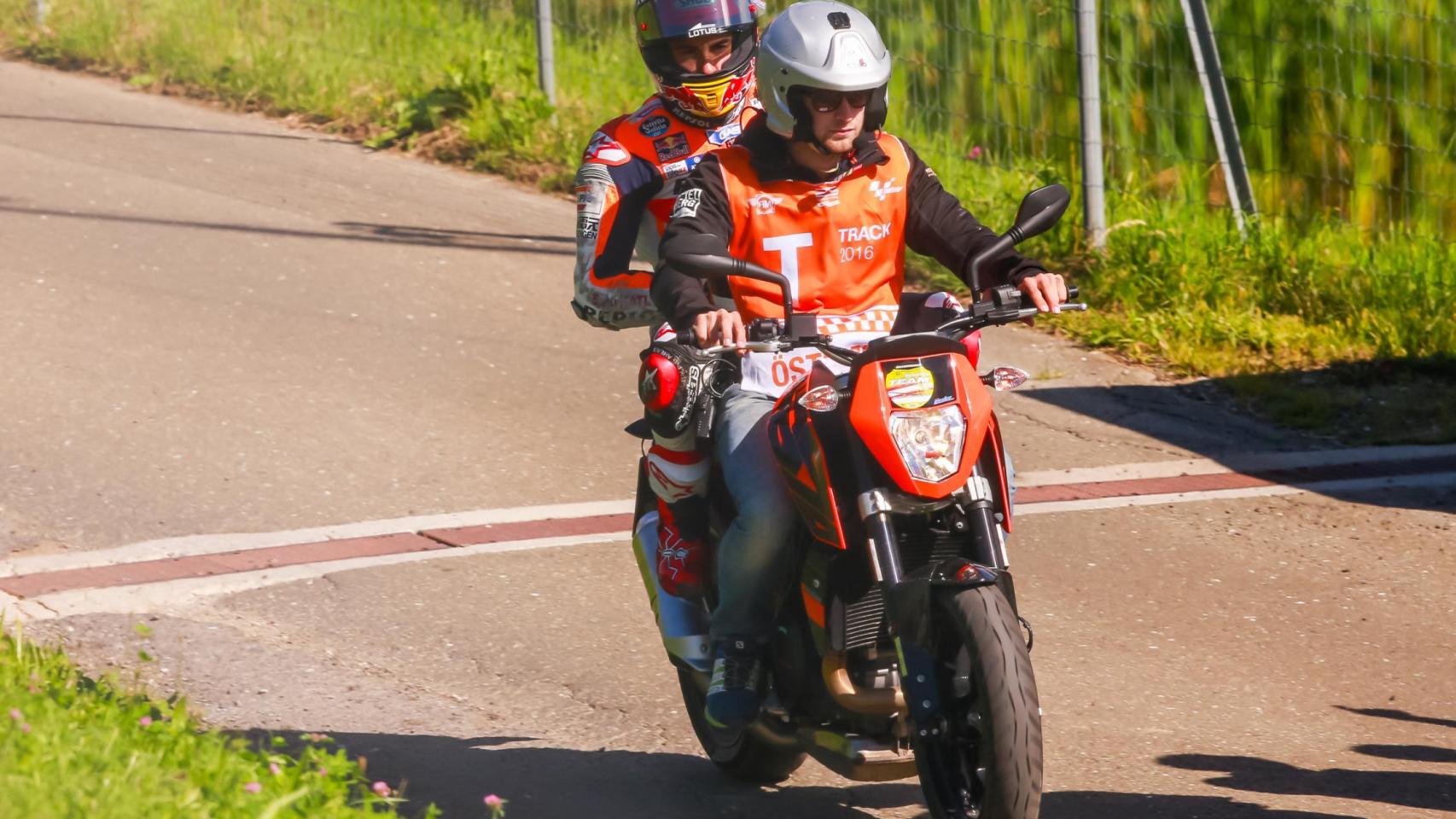 Marc Márquez, siendo transportado al box.