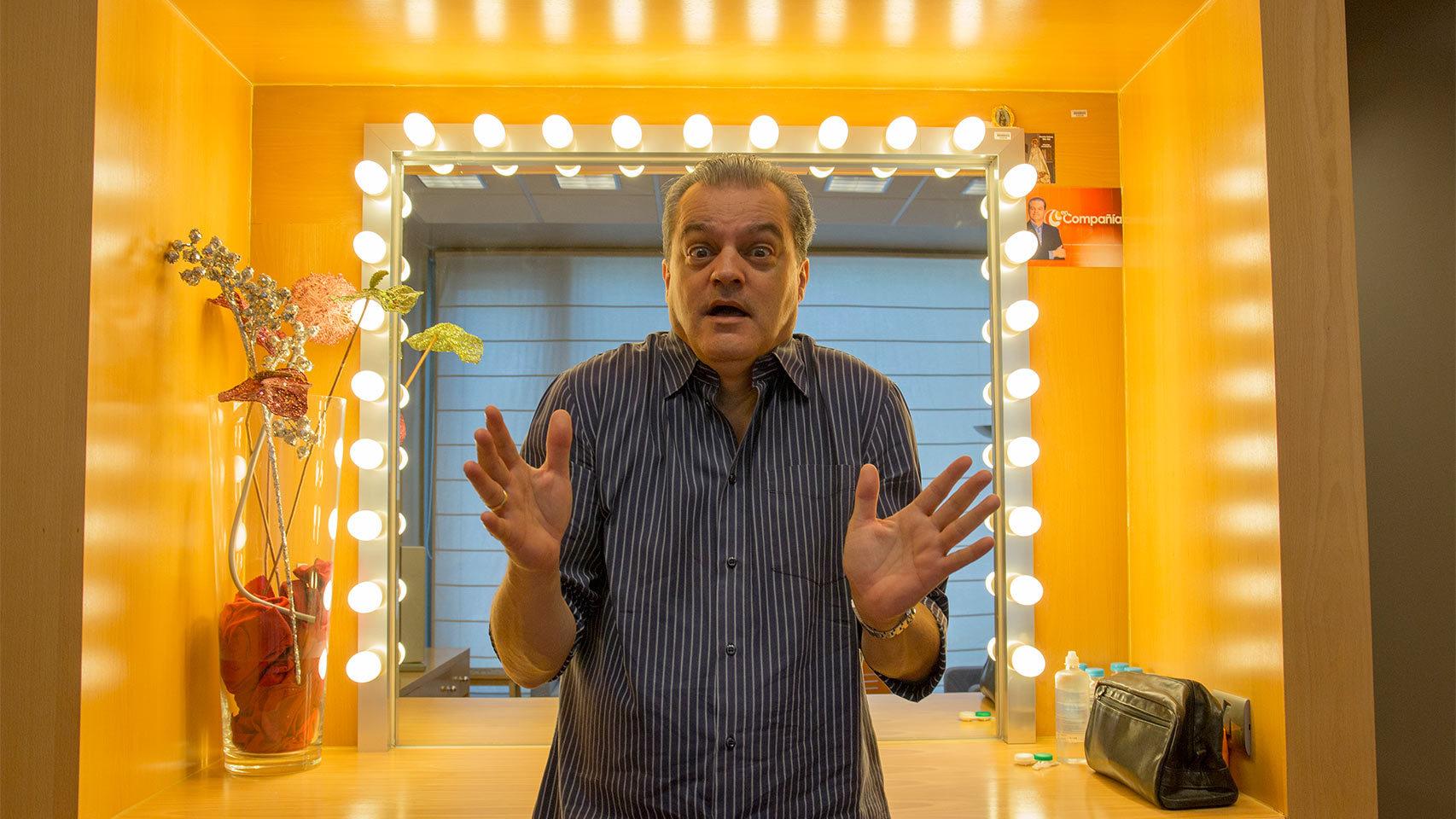 García, preparándonse en su camerino.
