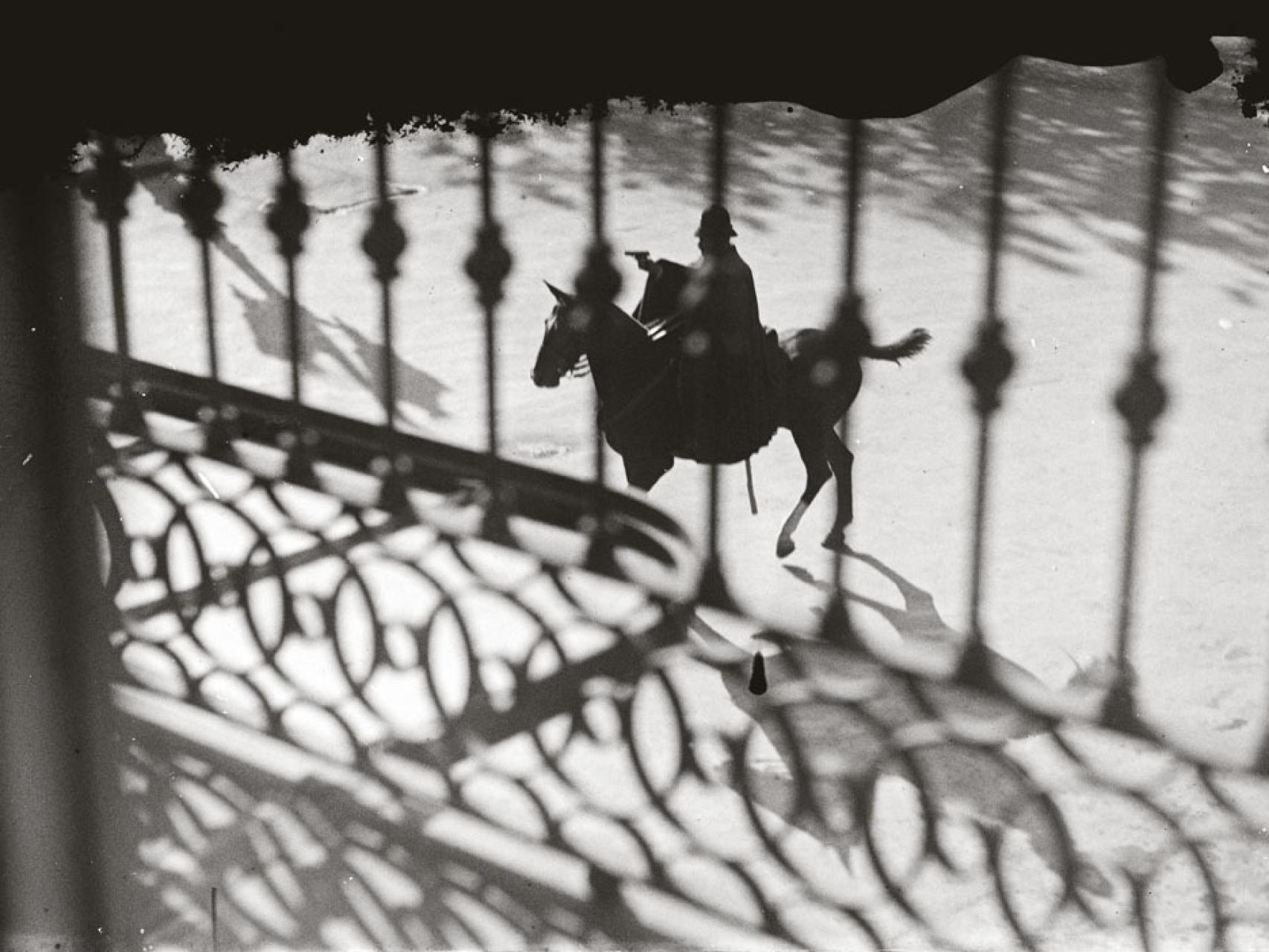 Un policía apunta con un arma a manifestantes, en una huelga. Gabriel Casas, en el MNAC.