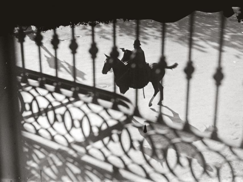 Un policía apunta con un arma a manifestantes, en una huelga. Gabriel Casas, en el MNAC.