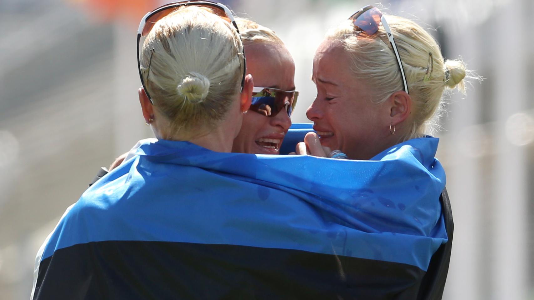 Las trillizas Luik se abrazan después de la maratón.