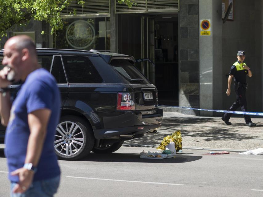 Un agente de la Policía Local observa el lugar exacto en el que el hombre ha intentado suicidarse tras disparar contra su exmujer
