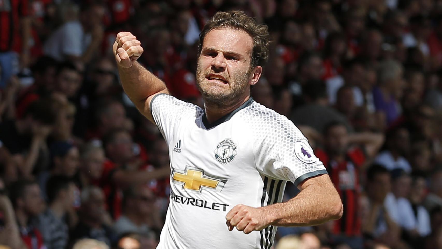 Juan Mata celebra el primer gol.