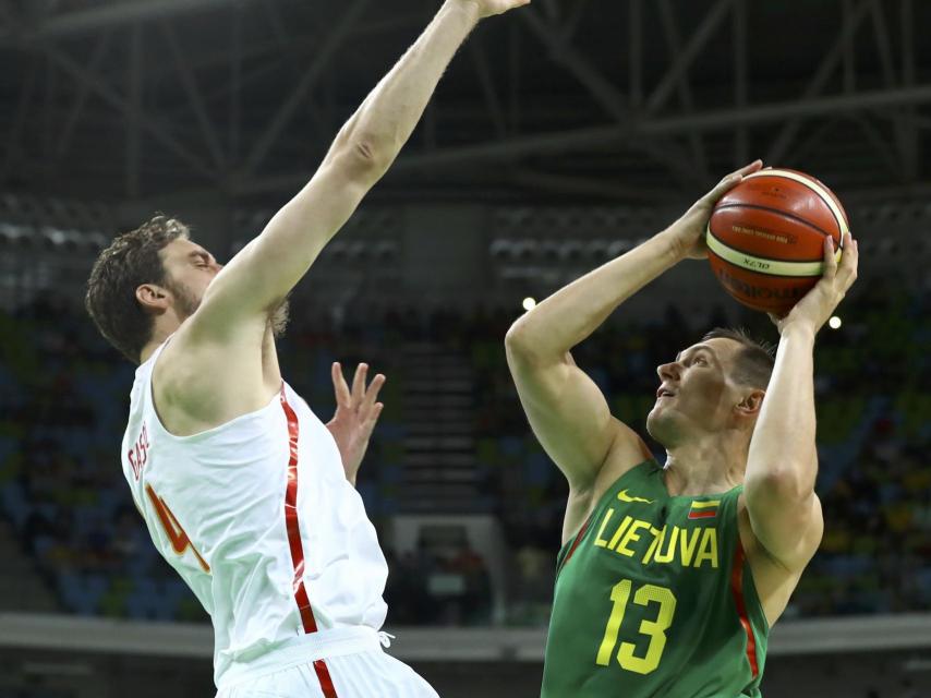 Maciulis lanza ante Gasol.