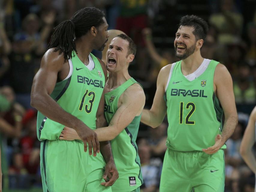 Brasil celebra una canasta contra Argentina.