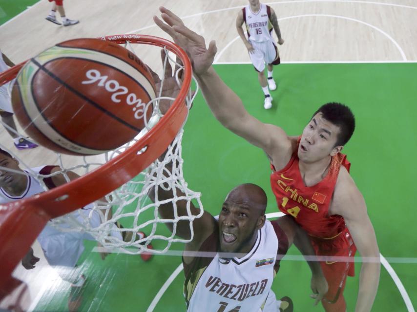 Ruiz intenta anotar ante China.