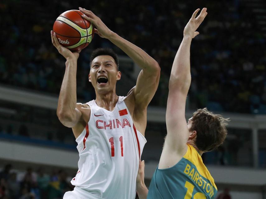 Yi Jianlian intenta anotar ante Australia.