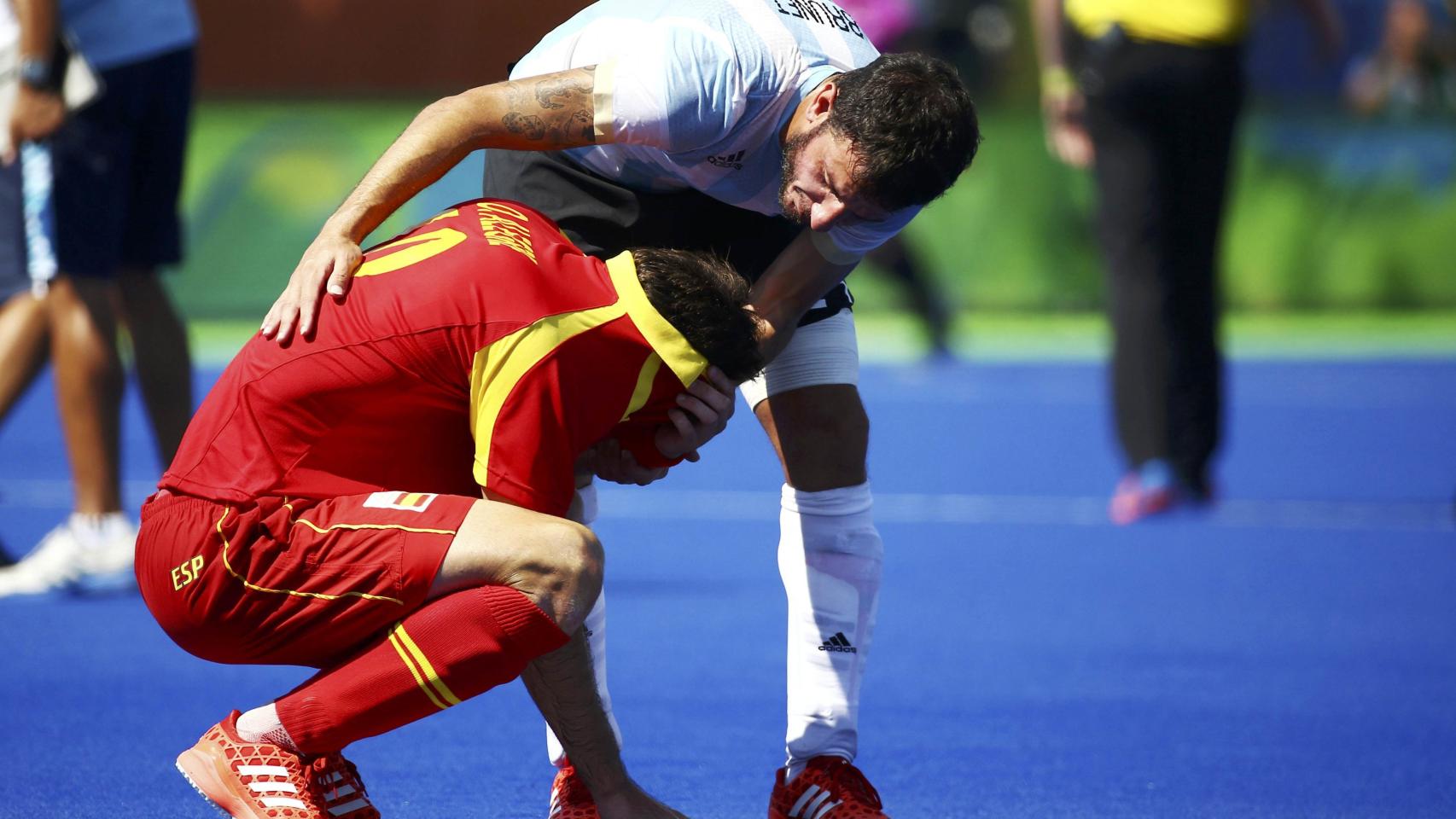 El argentino Manuel Brunet consuela a David Alegre.