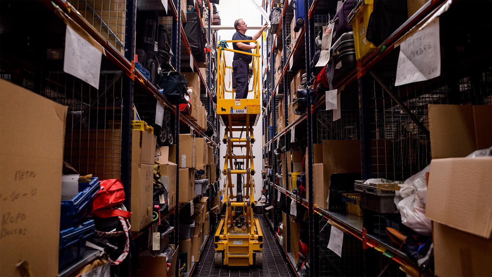 Las estanterías del almacén tienen más de 8 metros de altura.