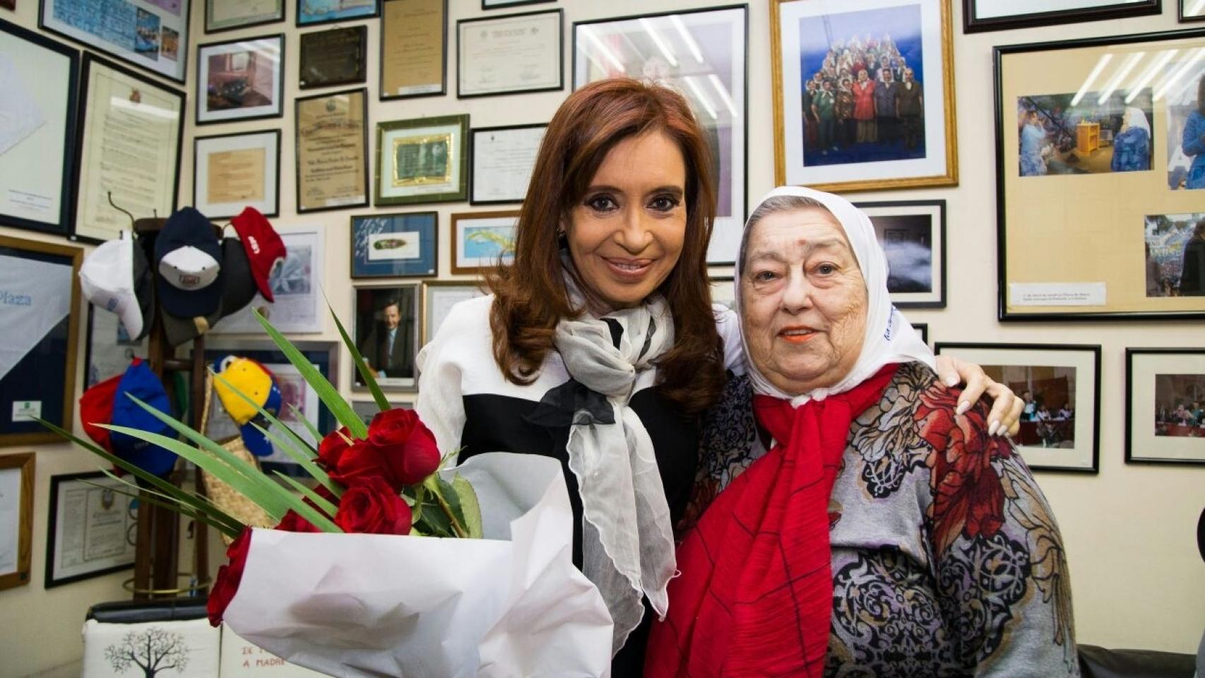 La expresidenta de Argentina y la líder de las Madres de la plaza de Mayo.