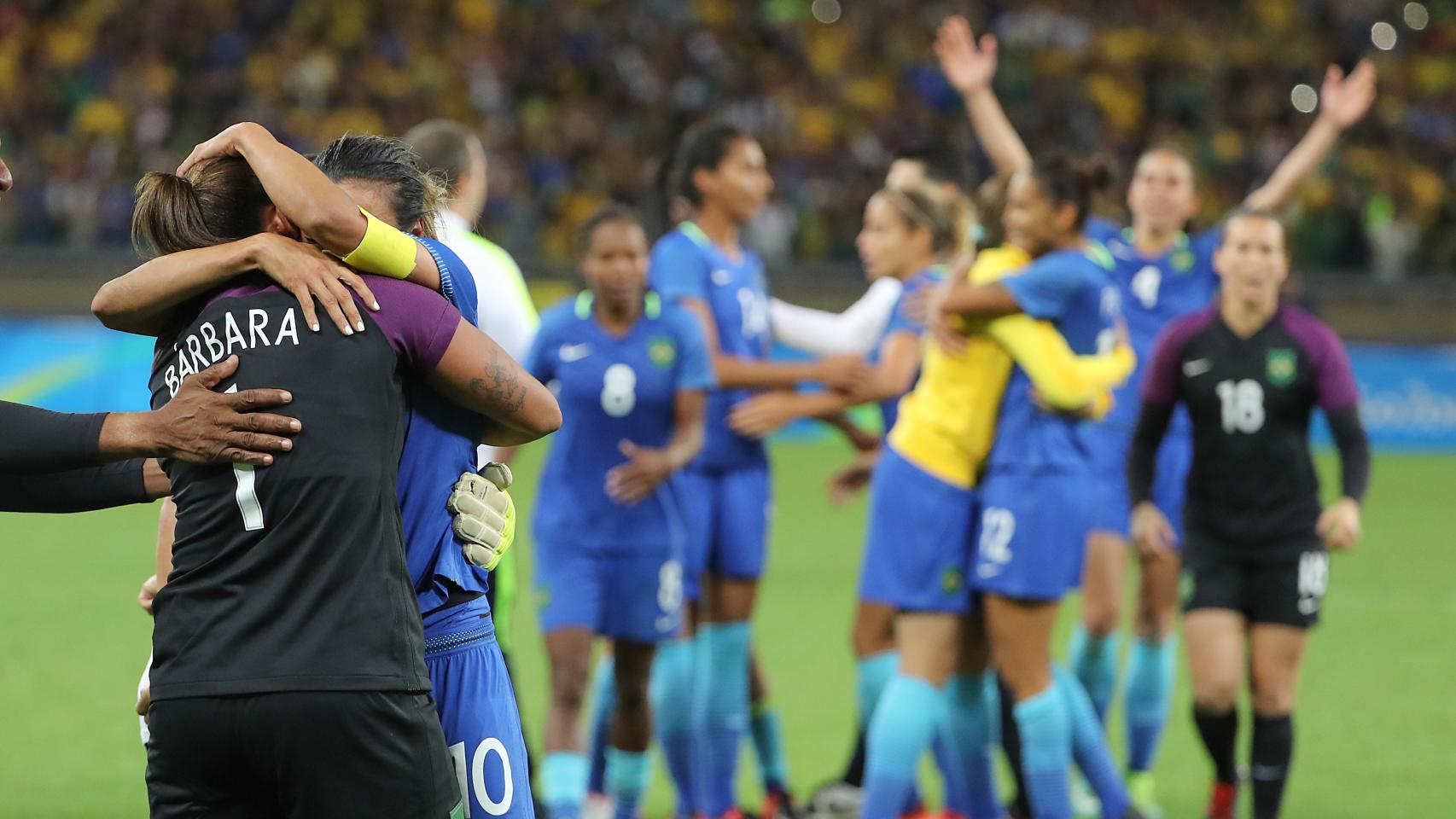 Bárbara, guardameta brasileña, fue clave en los penaltis de cuartos de final.