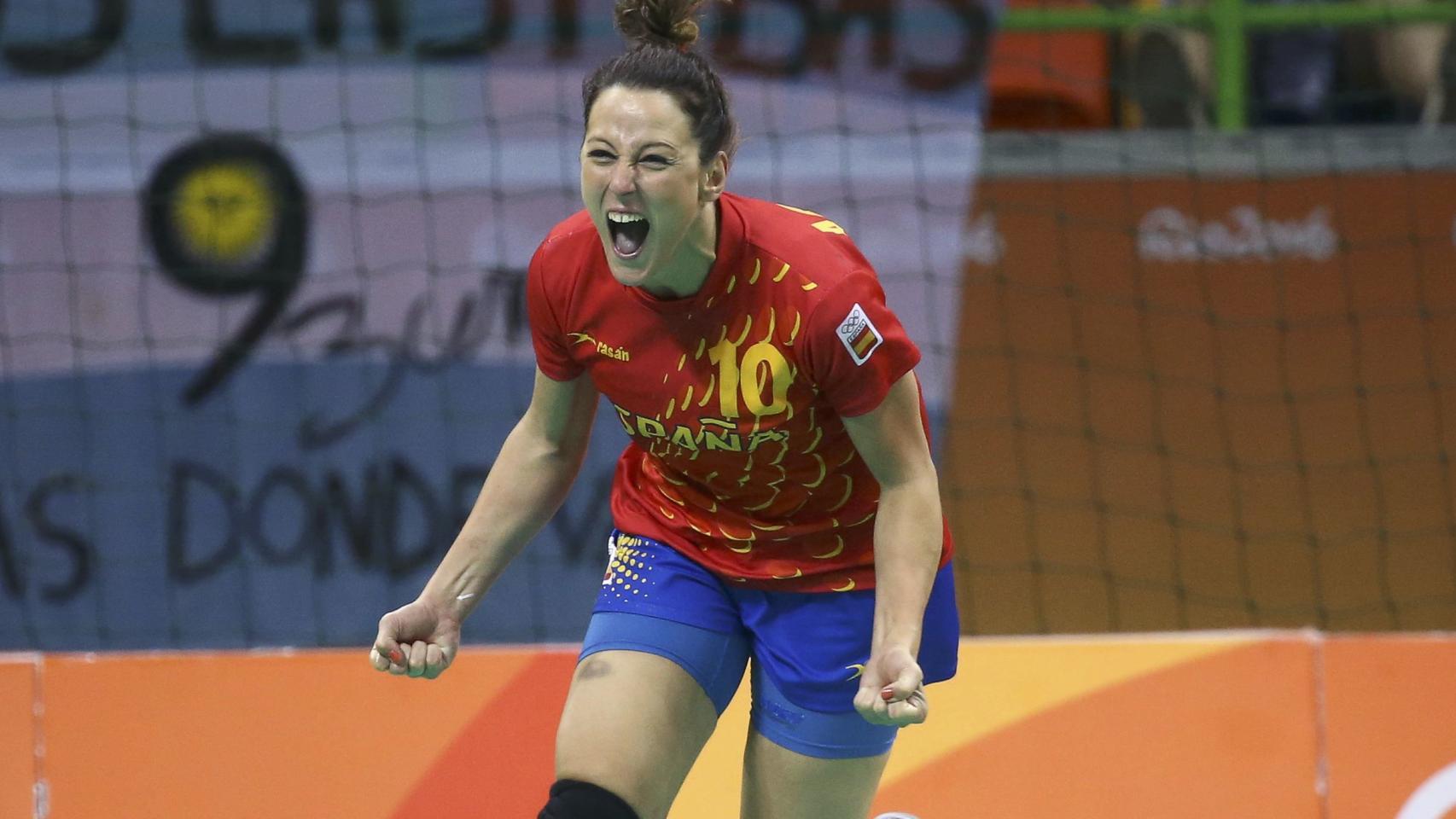 Macarena Aguilar celebra un tanto contra Angola.