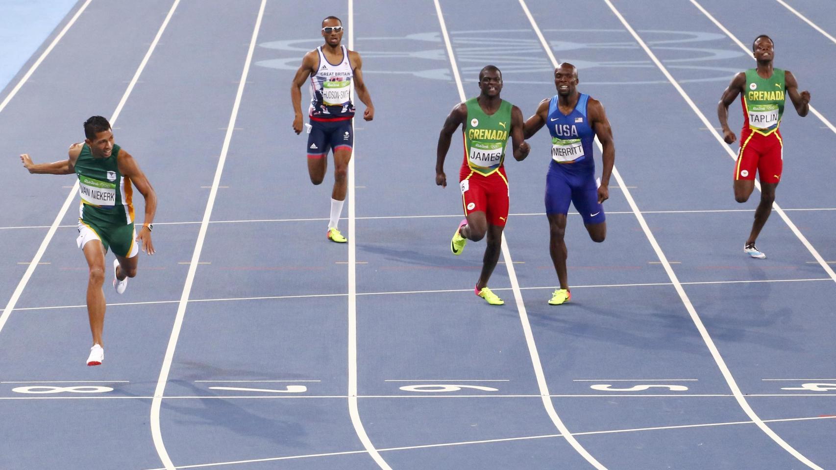 Van Nikerk saca pecho al llegar a meta.