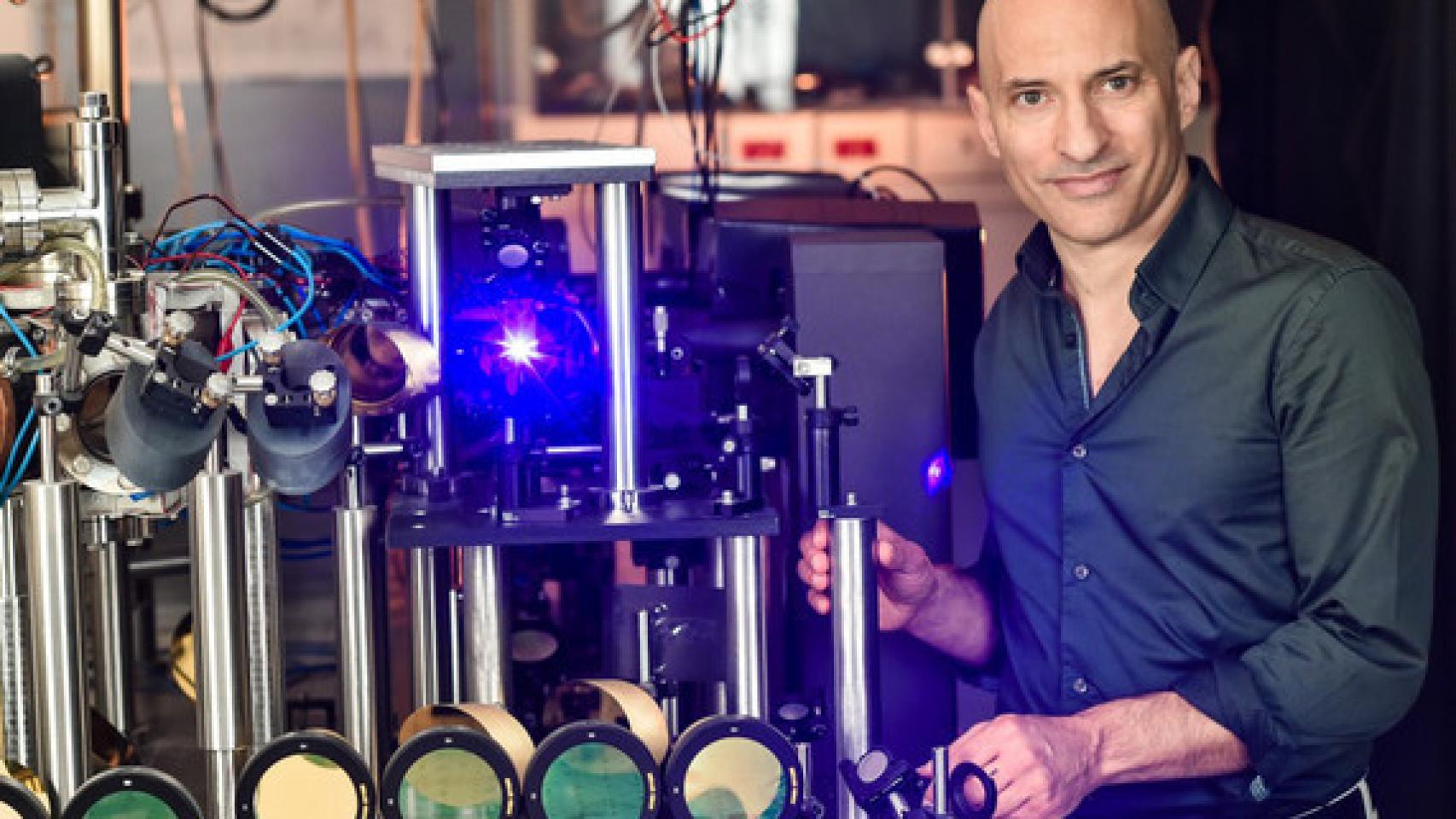 El profesor Jeff Steinhauer estudia la radiación de Hawking en Technion (Israel).