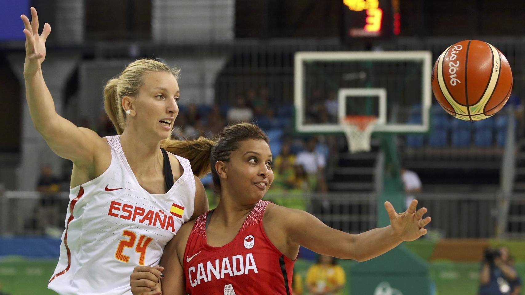 Laura Gil defiende a la canadiense Langlois.