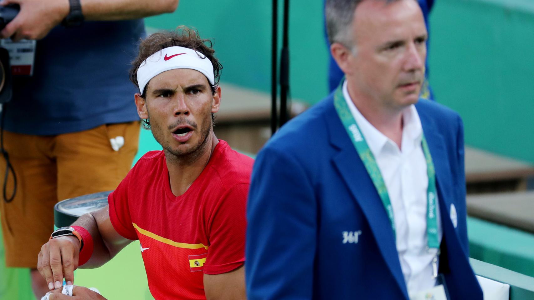 Nadal protesta al delegado de la ITF por los 12 minutos que Nishikori pasó en el baño. / Efe