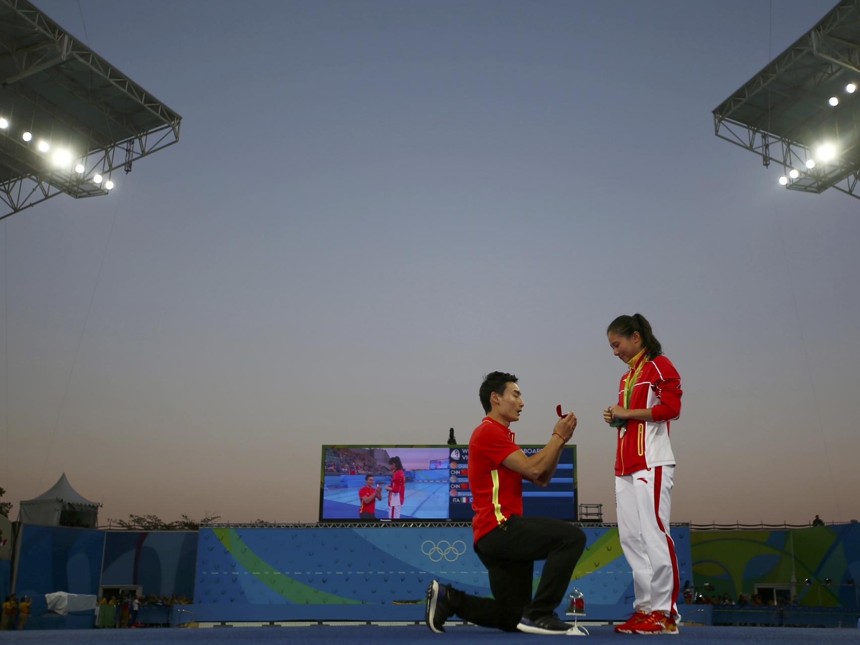 Tras recoger la medalla de plata en la prueba de salto de tampolín tres metros...