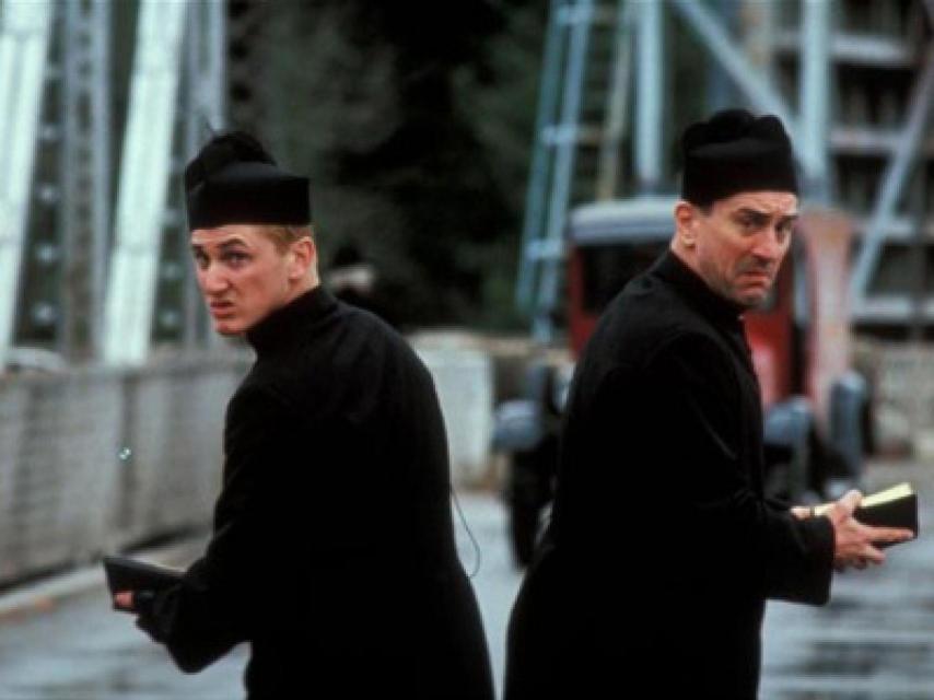 Los dos intérpretes vestidos de sacerdotes en la película No fuimos ángeles.