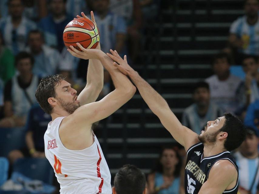 Pau Gasol lanza a canasta.