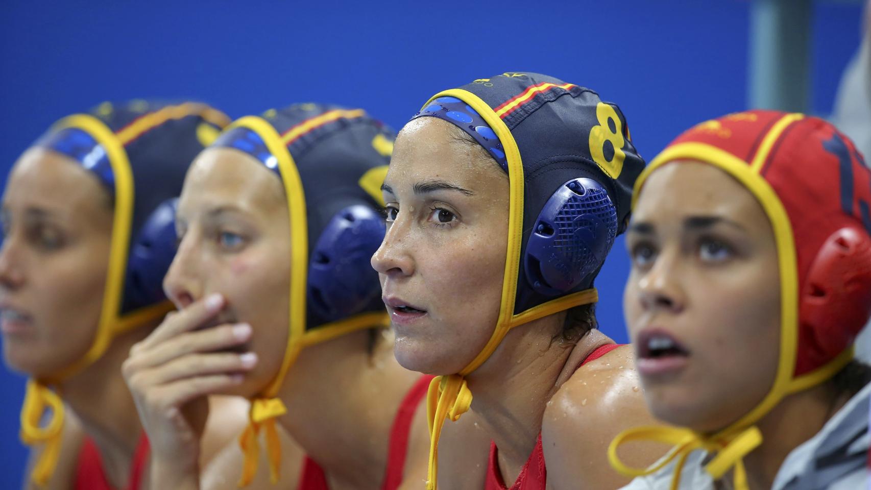 La selección española, cariacontecida, en el banquillo en el encuentro ante Rusia.